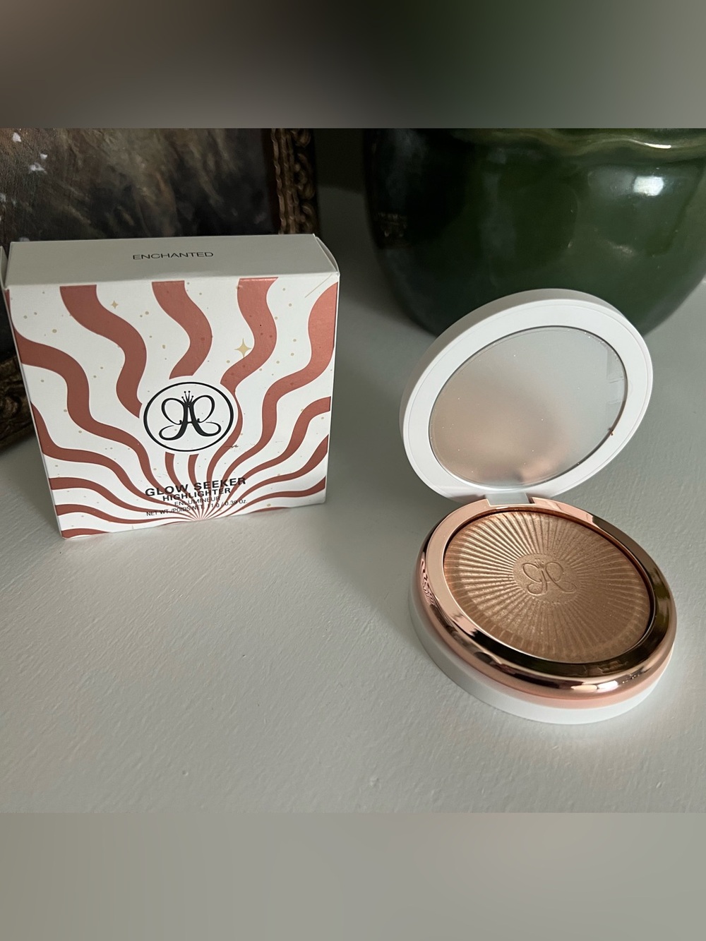 Anastasia Glow Seeker Highlighter in the shade Enchanted
